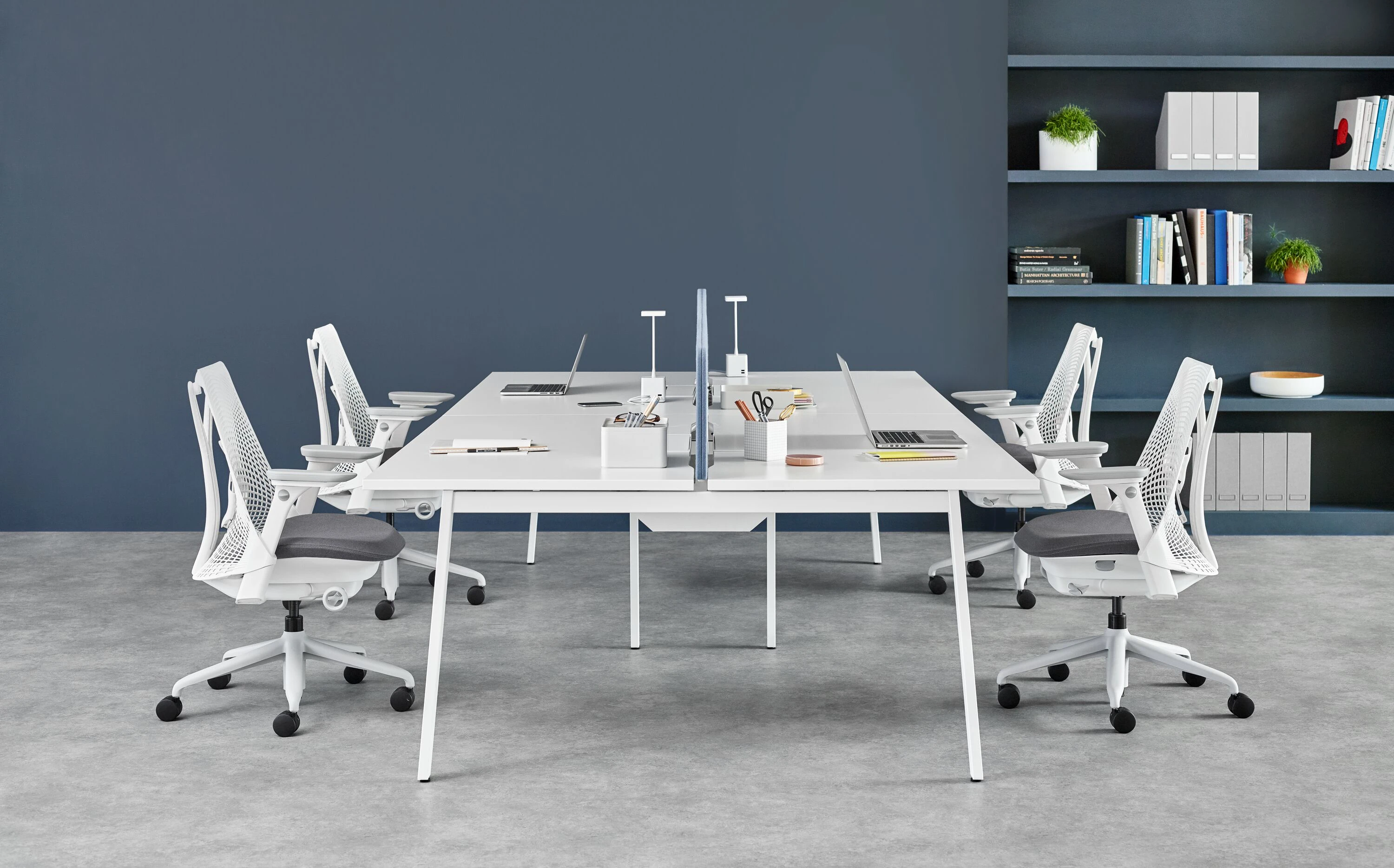 Fauteuil Herman Miller SAYL - dossier blanc assise Phoenix personnalisable - Design iconique et ergonomie