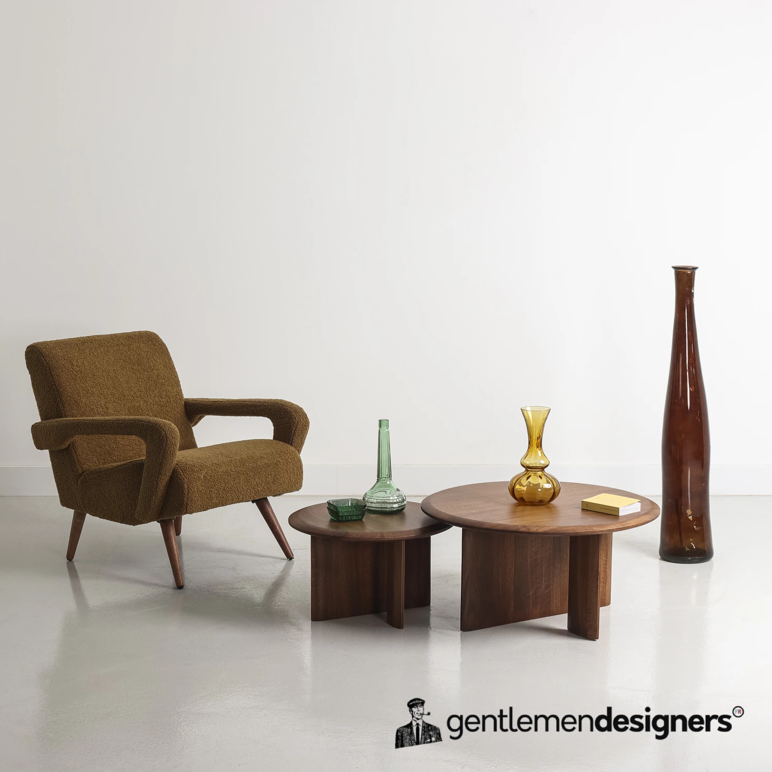 Duo de table basse en noyer massif avec un piètement au design contemporain