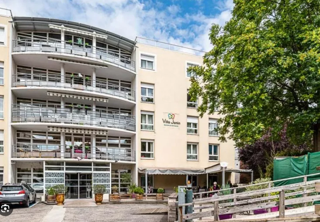 Investissement en chambre médicalisée en EHPAD au loyer de 484 € garanti net d'impôt pour la retraite complémentaire.