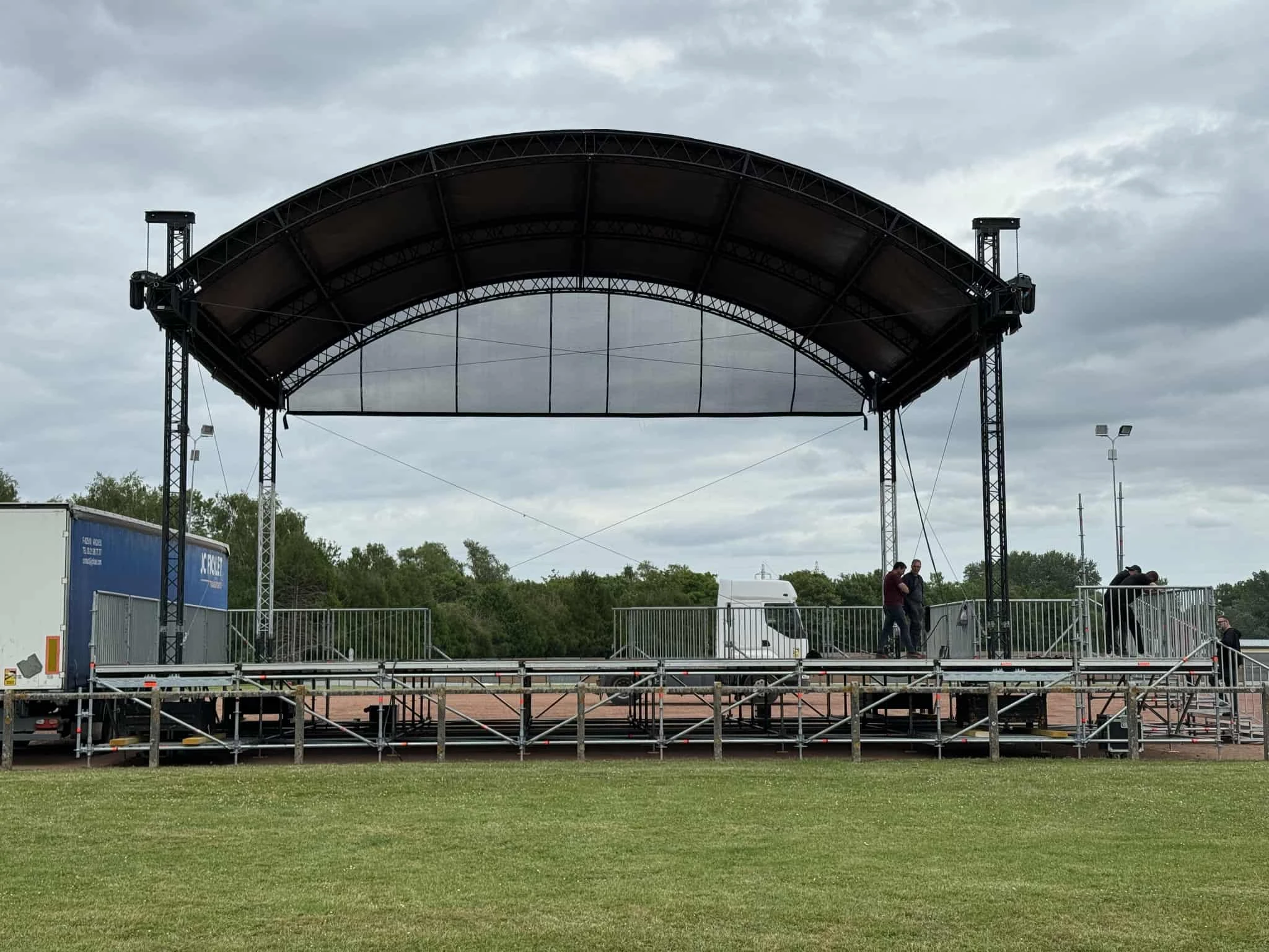 Location de scène Arc Roof professionnelle partout en France – LMS