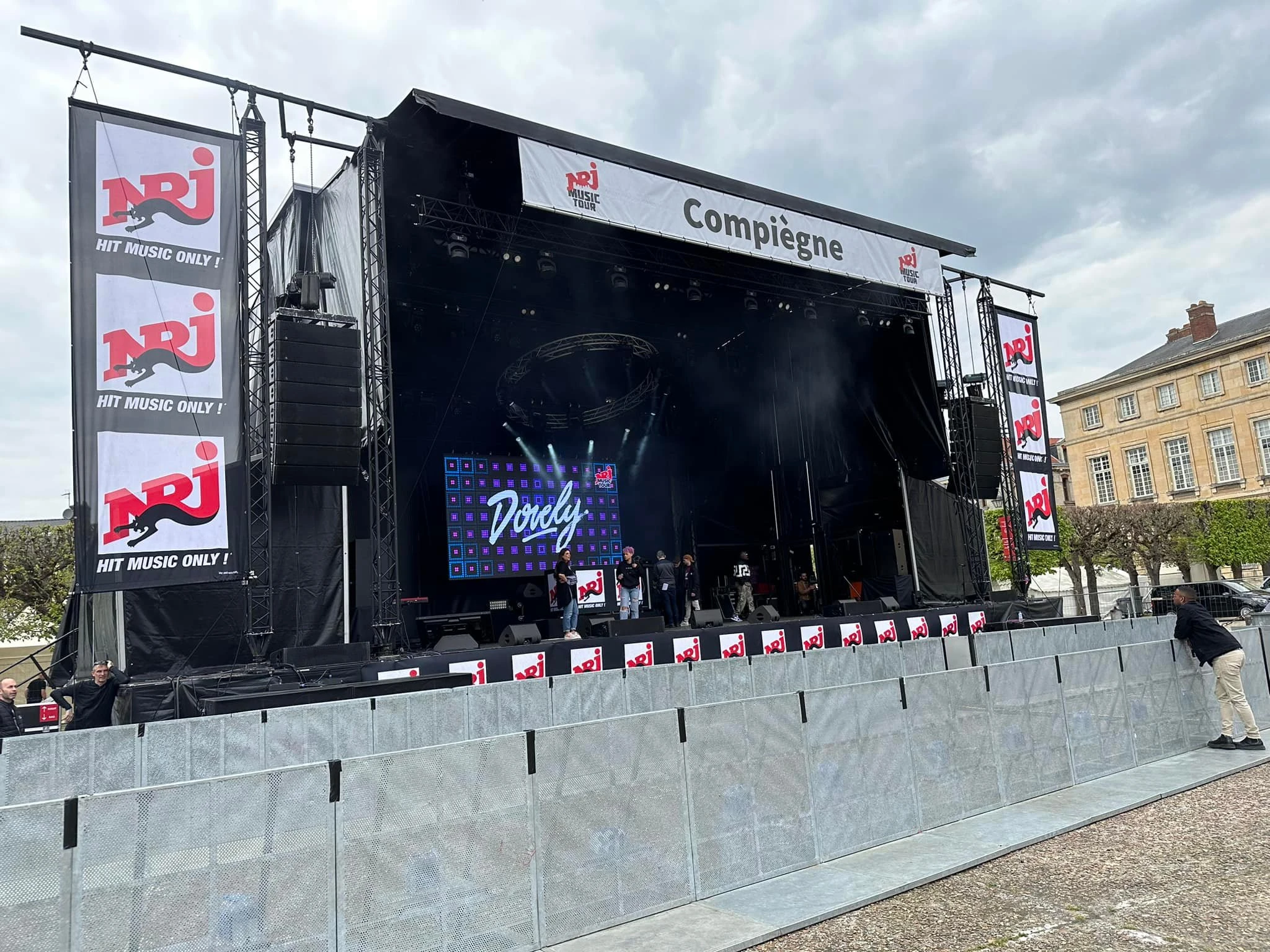 Location de grandes scènes professionnelles partout en France – LMS (festivals, concerts type NRJ Tour)
