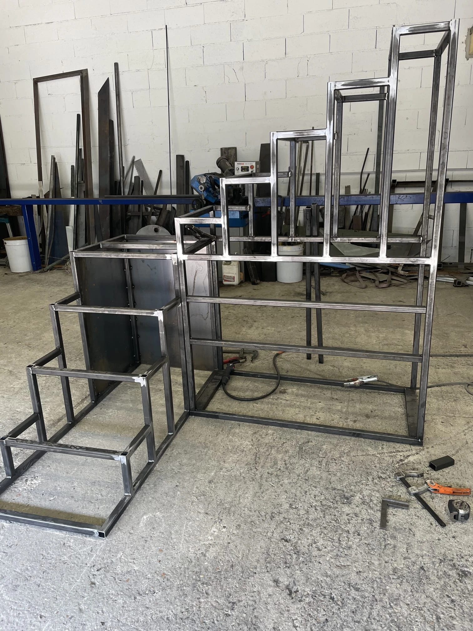 Mobilier design en acier sur mesure – ASM à Villers-Cotterêts