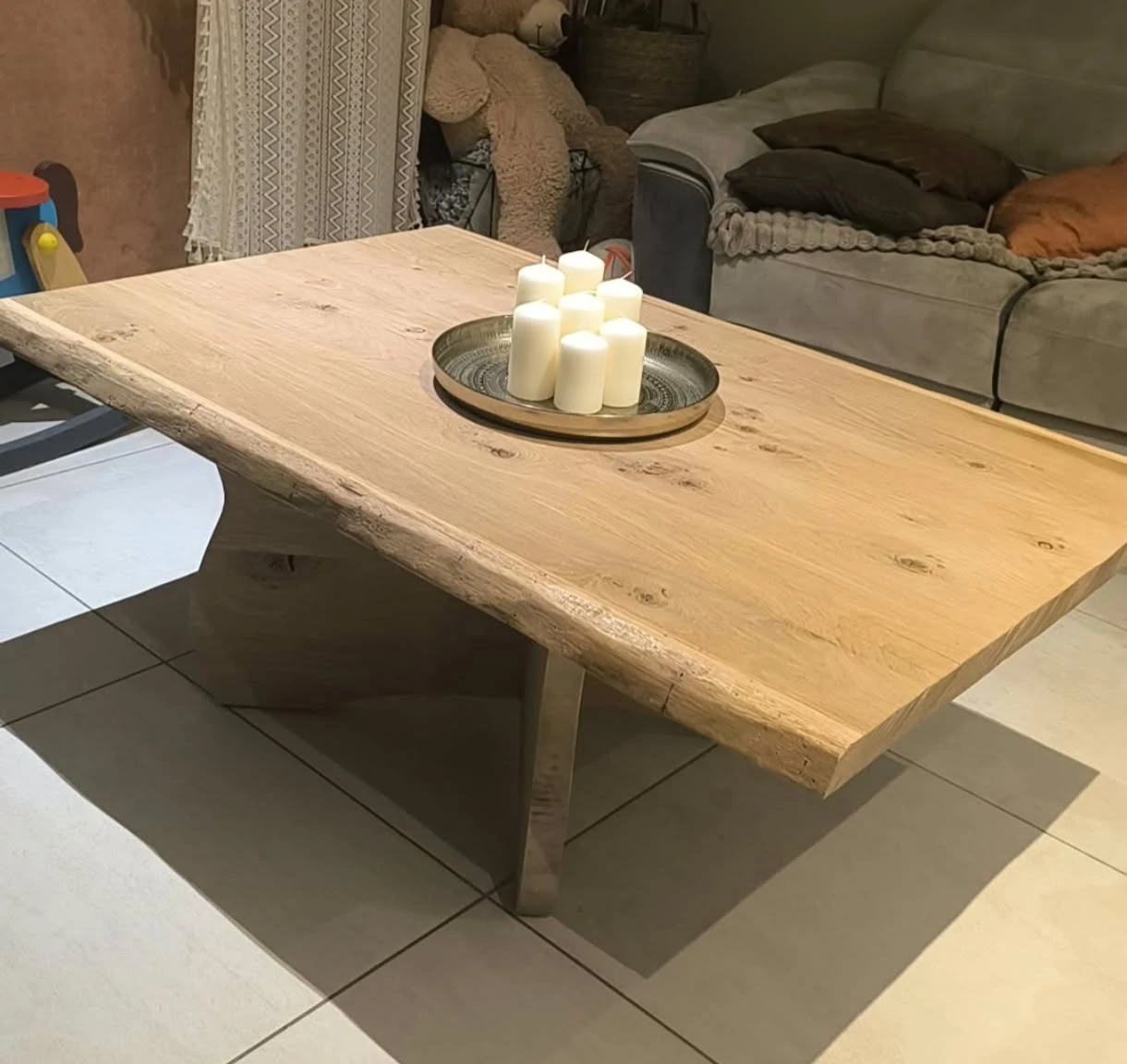 Table basse en chêne massif avec bords bruts d’arbre