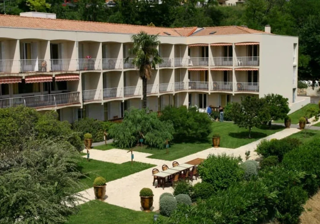 Investissement en chambre médicalisée en EHPAD au loyer de 353 € garanti net d'impôt pour la retraite complémentaire.