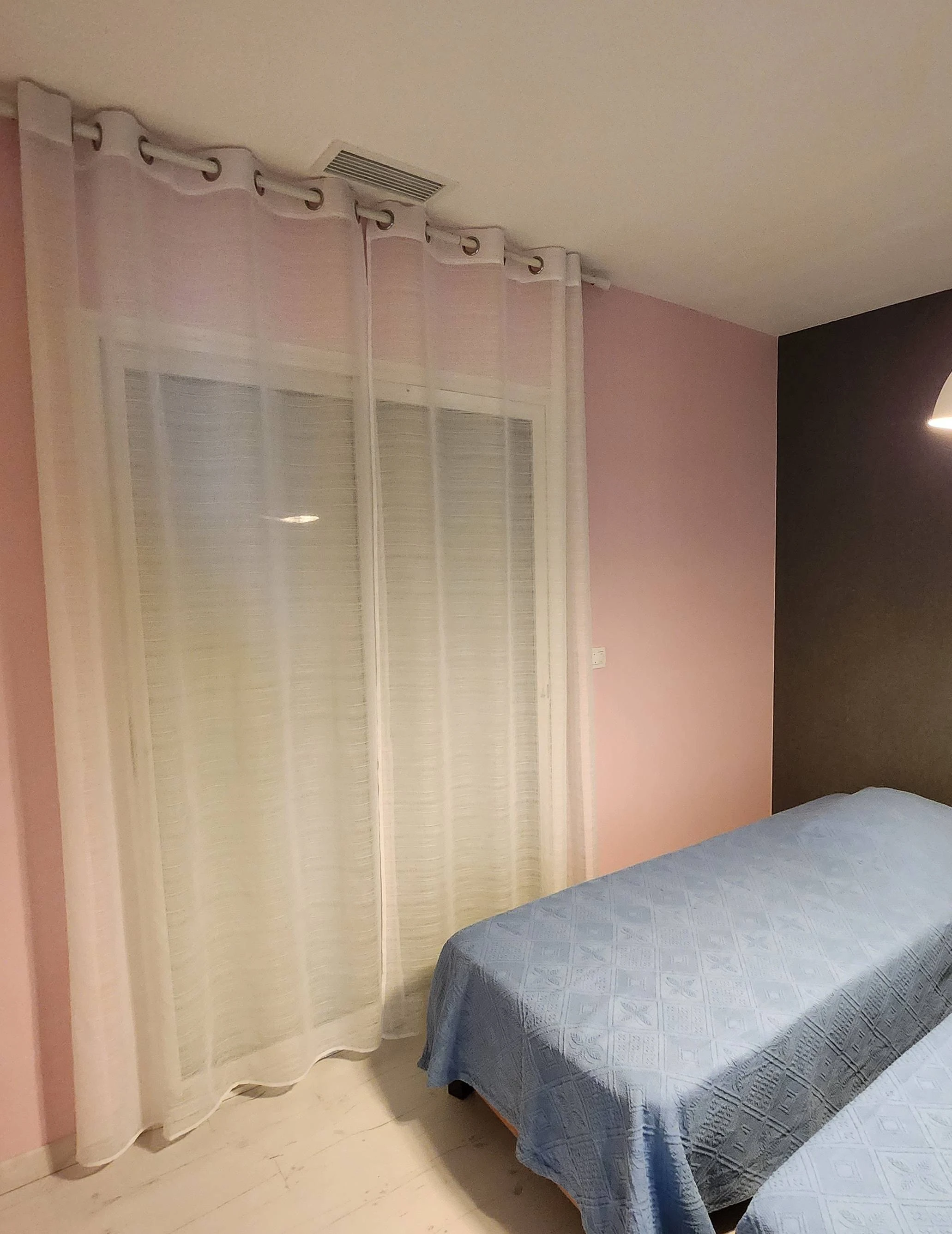 Installation d'une Pompe à chaleur air-air gainable (climatisation réversible) avec régulation zone par zone Koolnova