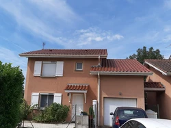 Démoussage de toiture professionnel tuiles terre cuite avec hydrofuge incolore