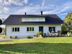 Démoussage de toiture professionnel tuiles béton avec hydrofuge coloré