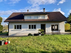 Démoussage de toiture professionnel tuiles béton avec hydrofuge coloré