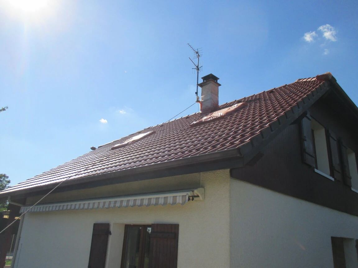 Démoussage de toiture professionnel tuiles béton avec hydrofuge coloré