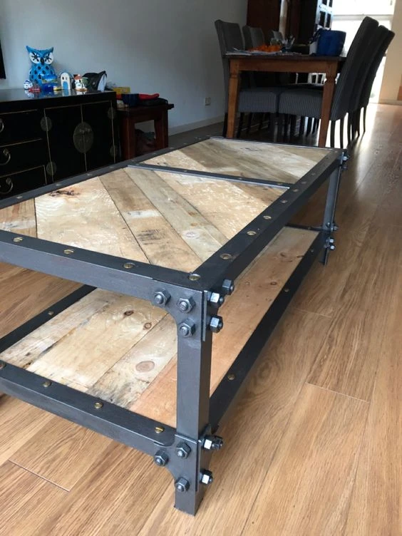 Mobilier Acier & Bois – L’alliance du style et de la durabilité