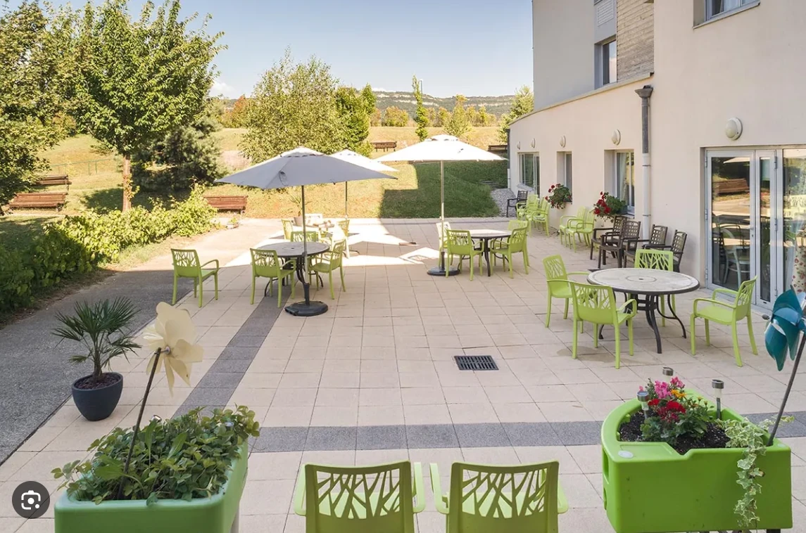 Investissement en chambre médicalisée en EHPAD au loyer de 708 € garanti net d'impôt pour la retraite complémentaire.