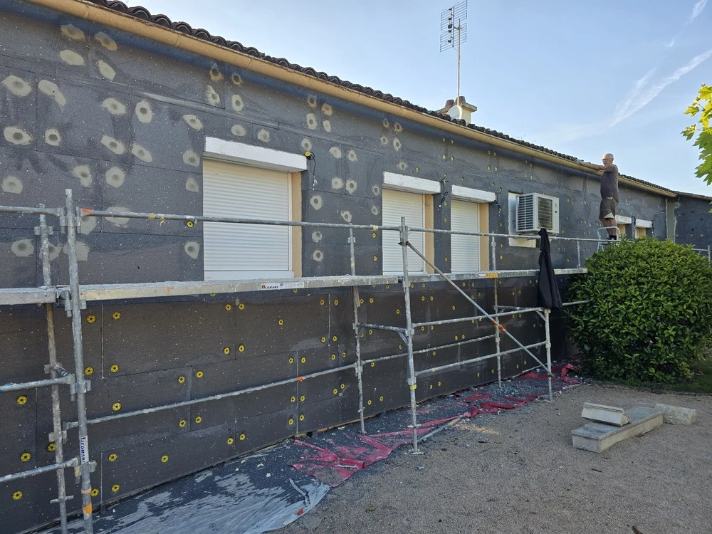 Isolation des murs par l'extérieur en polystyrène