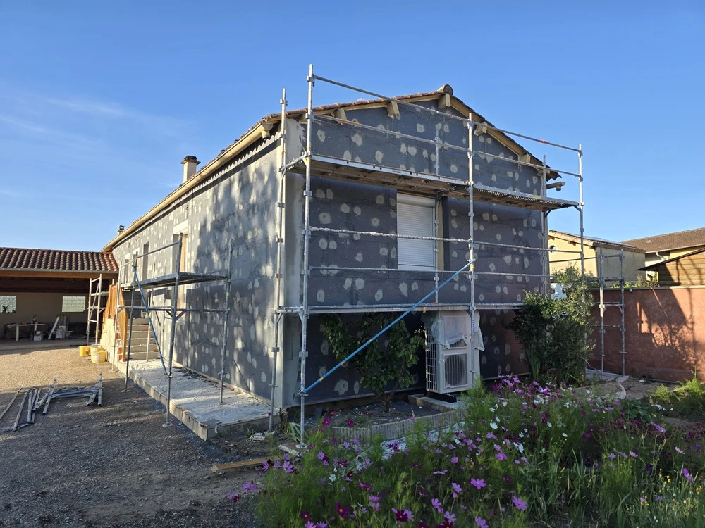 Isolation des murs par l'extérieur en polystyrène