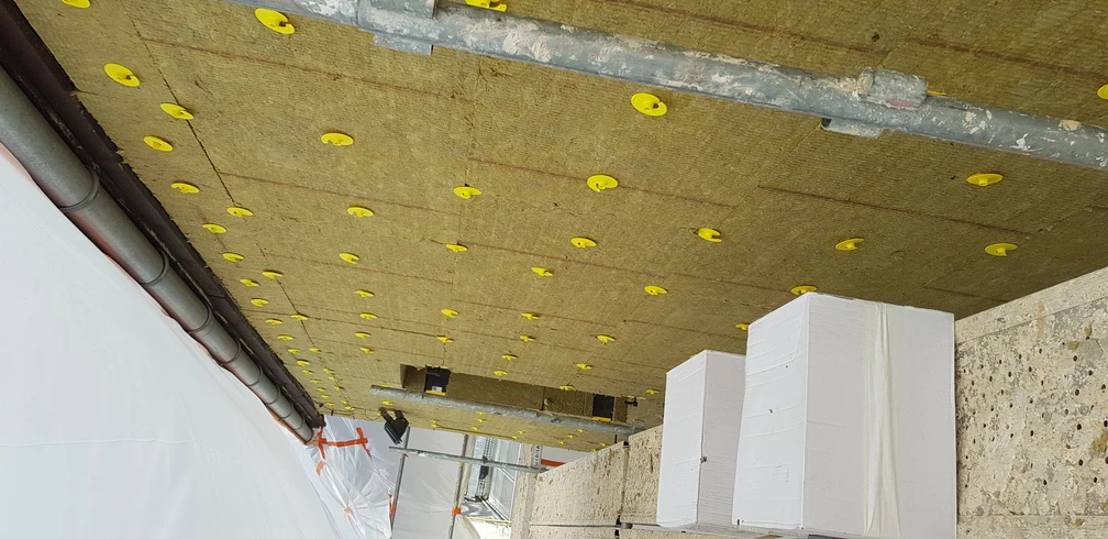 Isolation des murs par l'extérieur en laine de roche