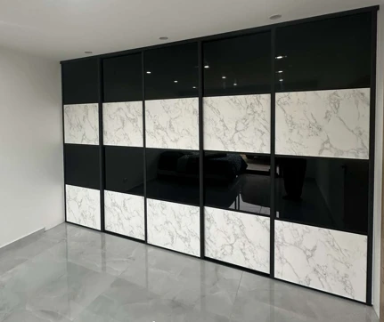 Dressing avec porte coulissante effet marbre
