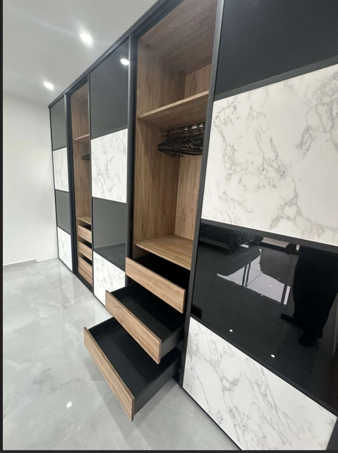 Dressing avec porte coulissante effet marbre