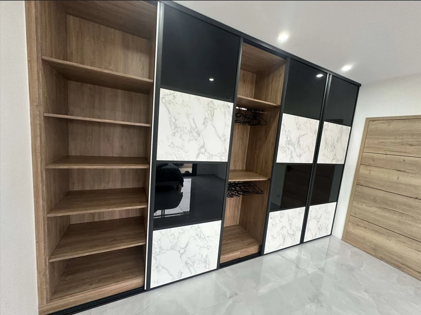 Dressing avec porte coulissante effet marbre