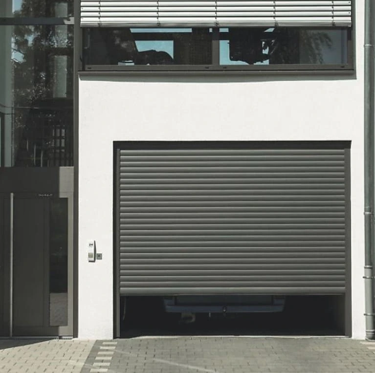 Portes de garage enroulables ROMA – gain de place, sécurité et design moderne