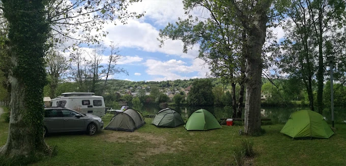 Emplacement en herbe pour tente