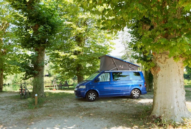 Emplacement stabilisé pour van aménagé en bord de rivière