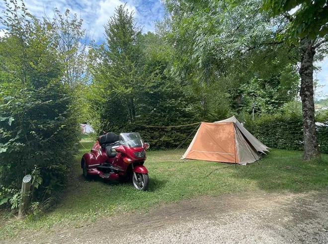 Emplacement sans électricité pour moto