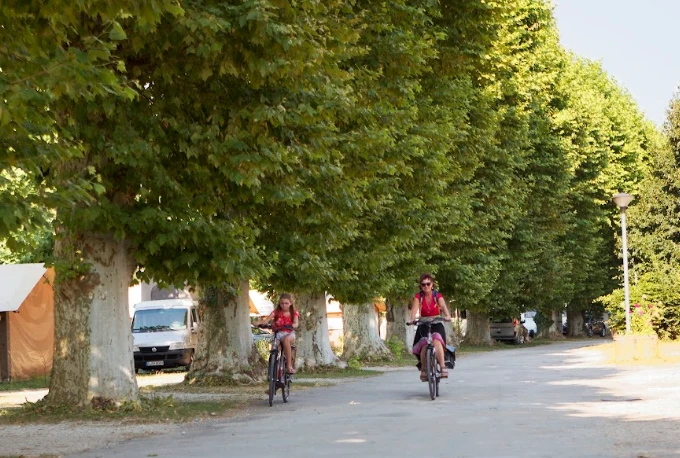 Emplacement avec électricité pour cycliste