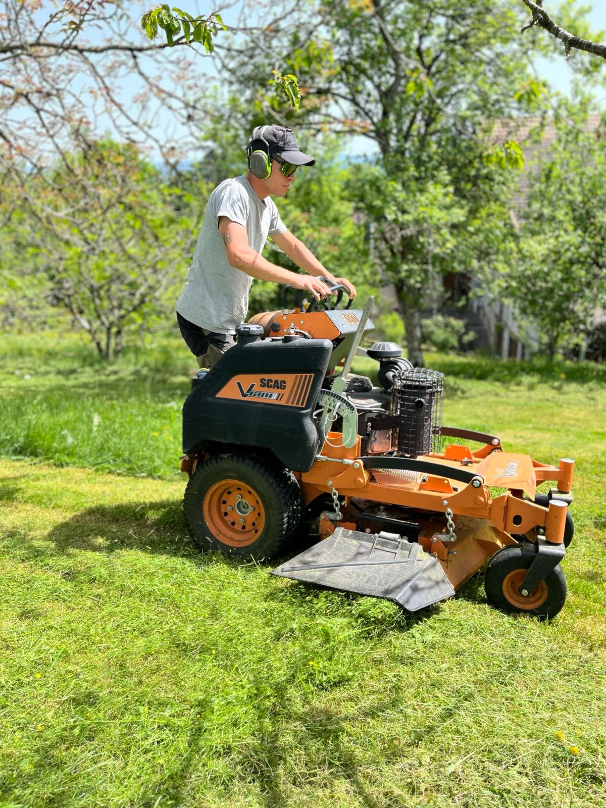 Tonte de pelouse à Besançon et alentours dans le Doubs (25) – Entretien soigné et gestion raisonnée des espaces verts