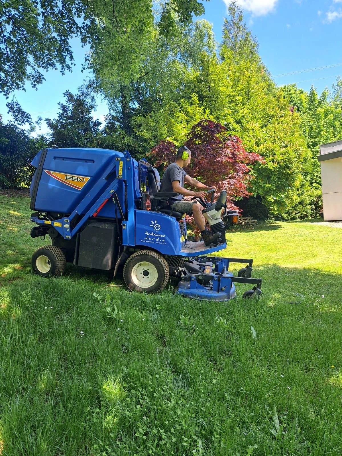 Tonte de pelouse à Besançon et alentours dans le Doubs (25) – Entretien soigné et gestion raisonnée des espaces verts