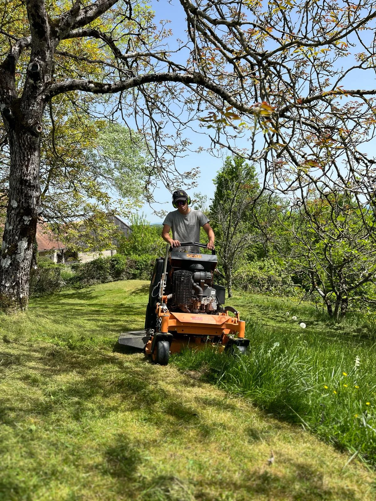 Tonte de pelouse à Besançon et alentours dans le Doubs (25) – Entretien soigné et gestion raisonnée des espaces verts