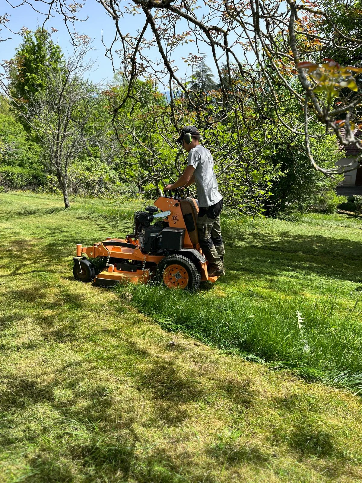 Tonte de pelouse à Besançon et alentours dans le Doubs (25) – Entretien soigné et gestion raisonnée des espaces verts