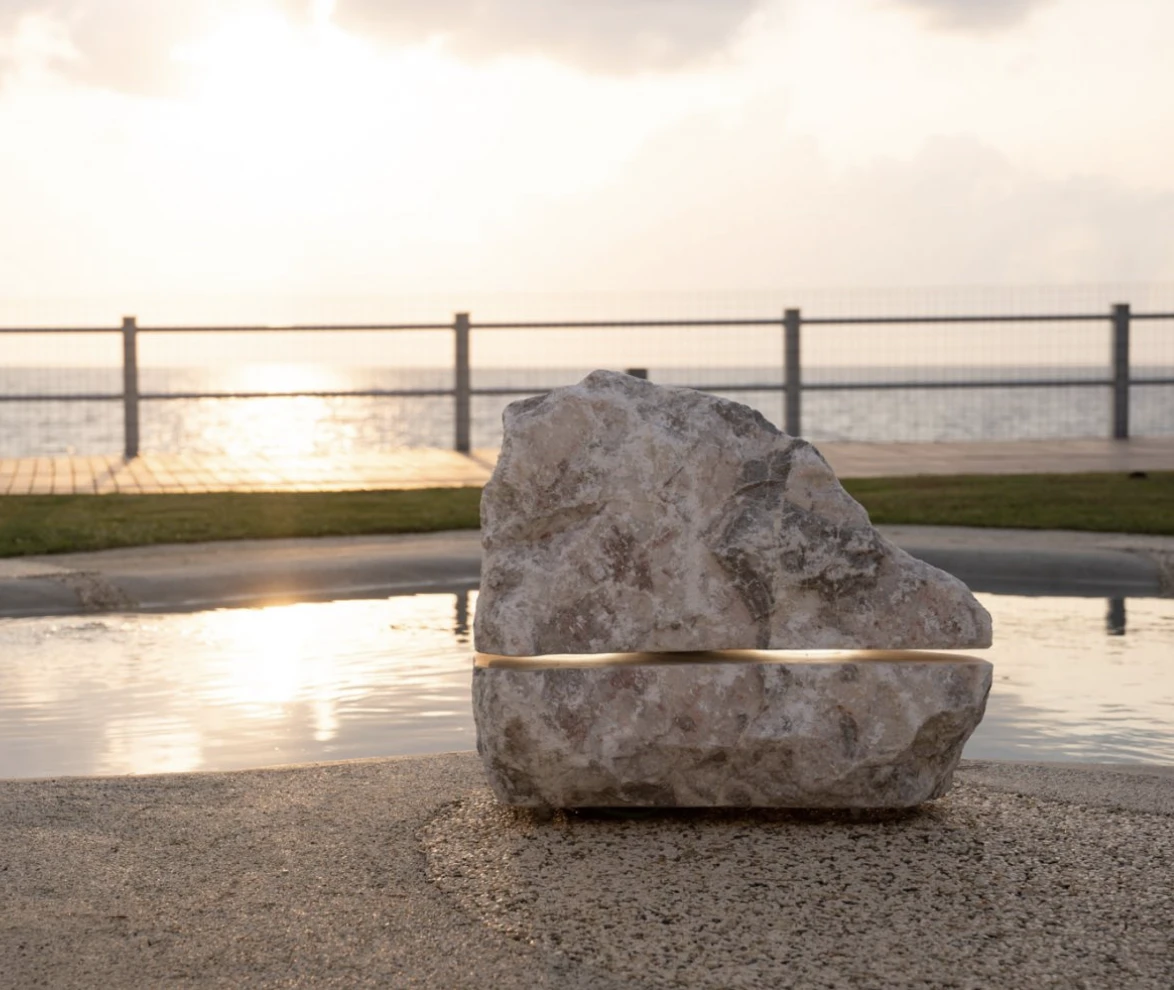 Menhir Sound Pro : Enceinte en pierre naturel avec éclairage LED