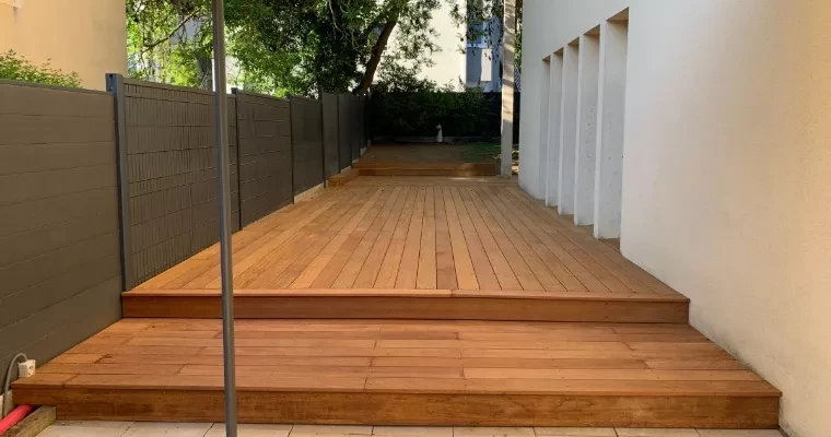 Pose de terrasse en bois exotique