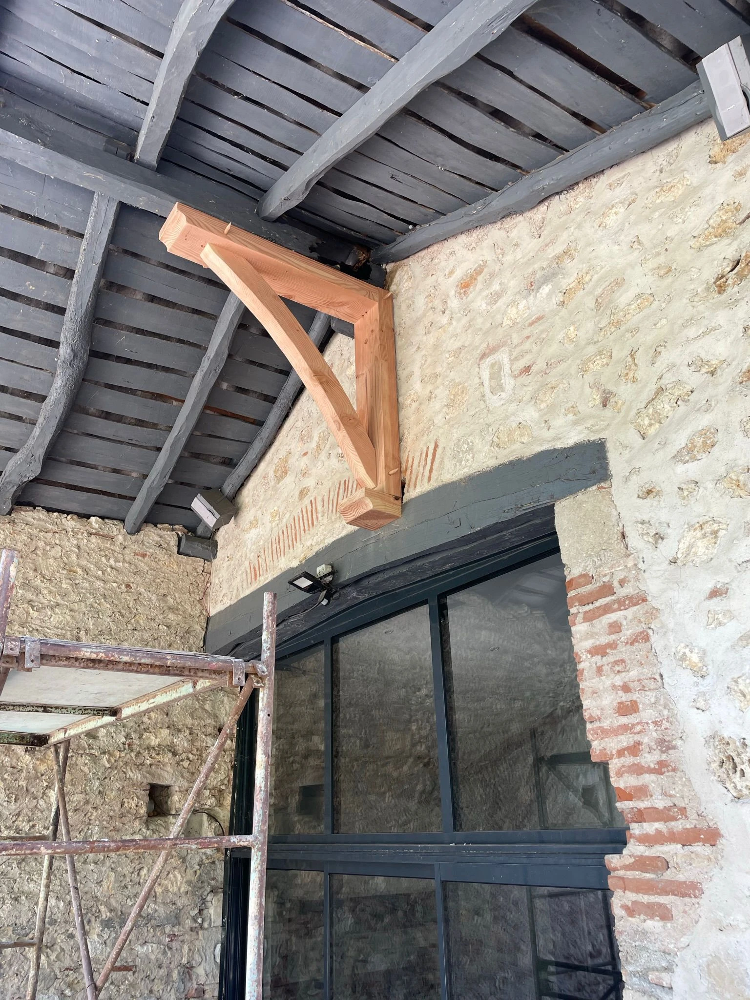 Rénovation de charpente ancienne – Réparation et renforcement sur mesure