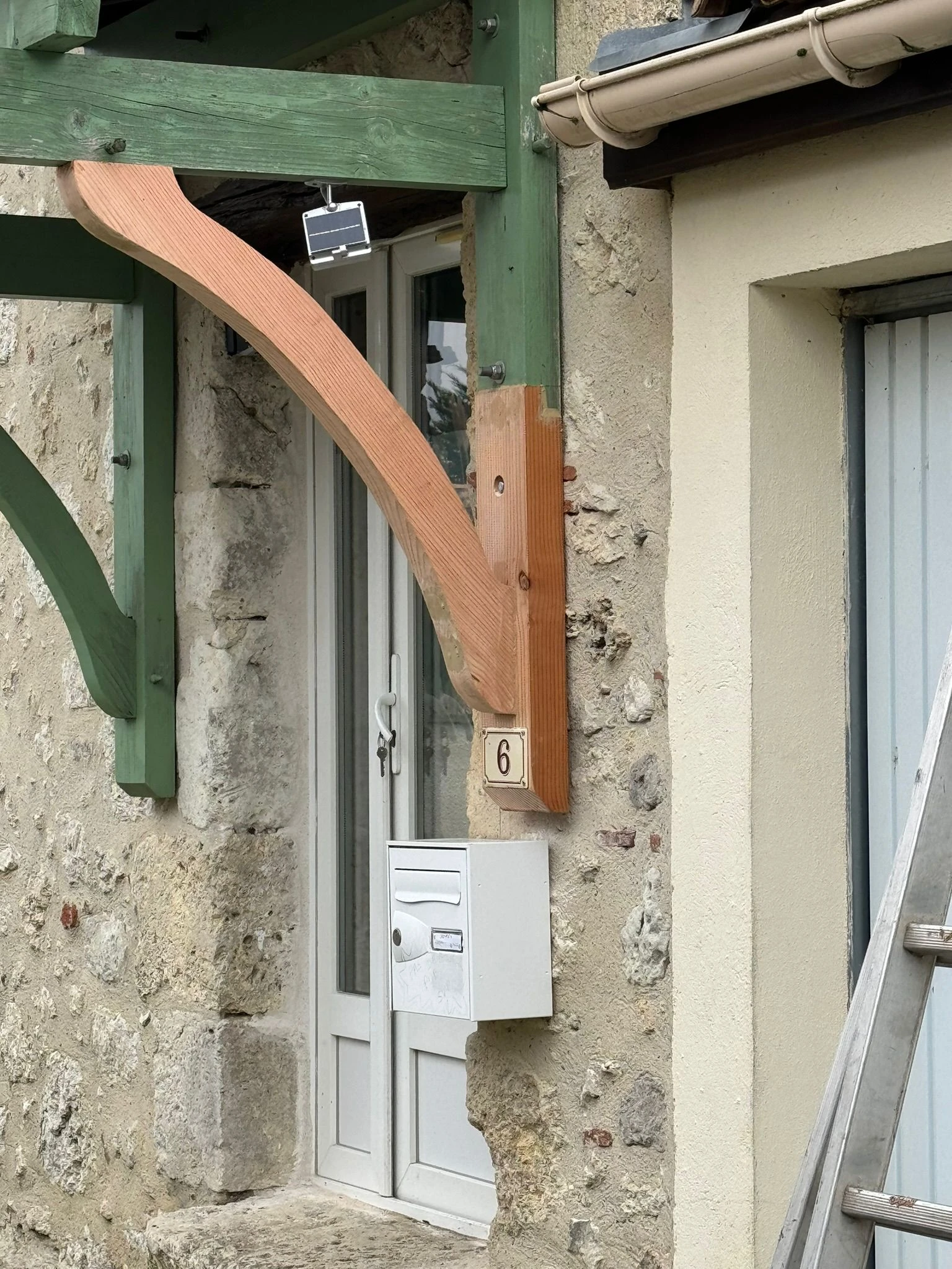 Rénovation de charpente ancienne – Réparation et renforcement sur mesure