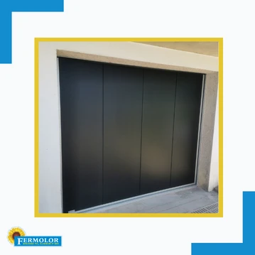 Porte de garage sectionnelle latérale