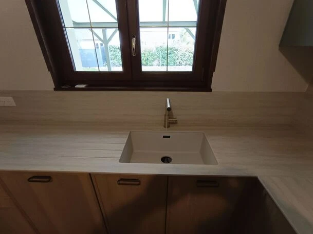 Plan de cuisine sur mesure en céramique – Design, durabilité et élégance