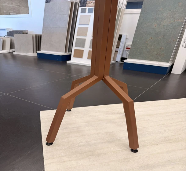 Mange-debout en céramique sur mesure – Table haute design et durable