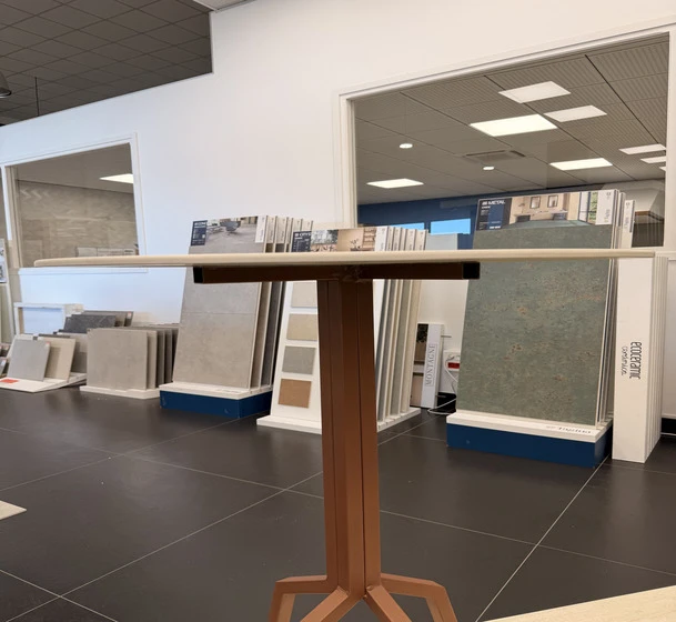 Mange-debout en céramique sur mesure – Table haute design et durable