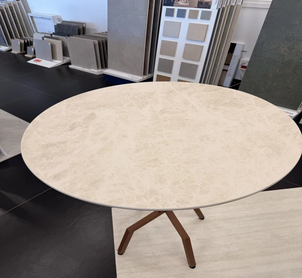 Mange-debout en céramique sur mesure – Table haute design et durable