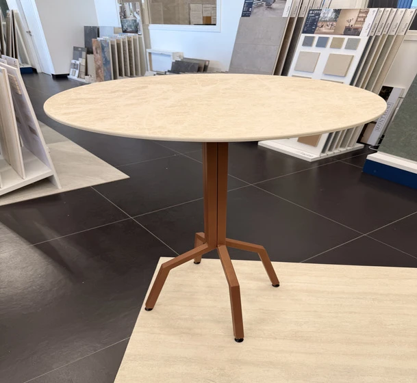 Mange-debout en céramique sur mesure – Table haute design et durable