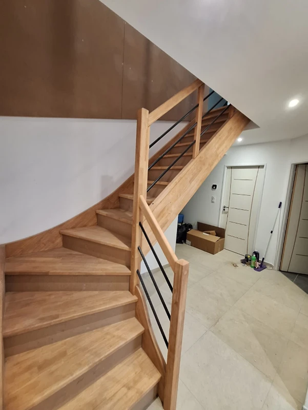 Escalier sur mesure avec contre-marches en médium à peindre