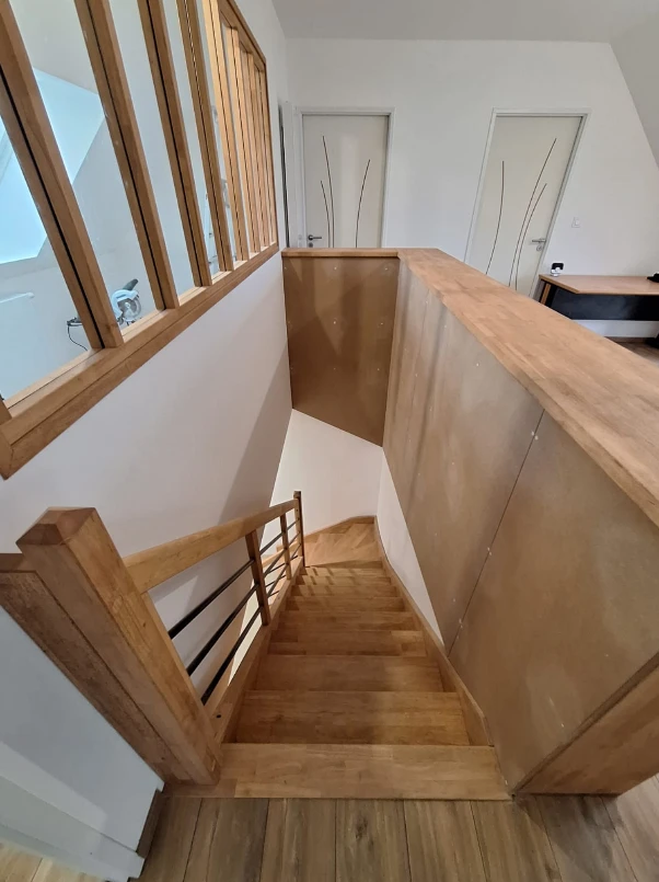 Escalier sur mesure avec contre-marches en médium à peindre