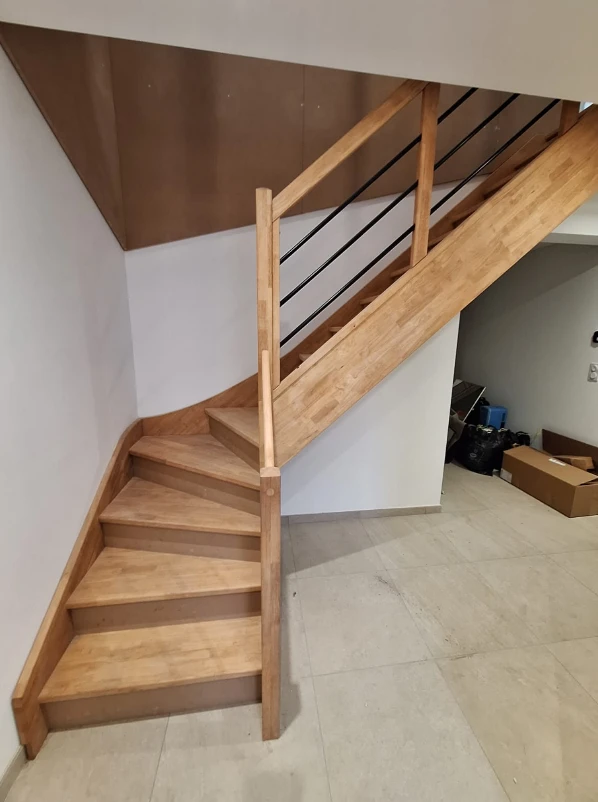 Escalier sur mesure avec contre-marches en médium à peindre