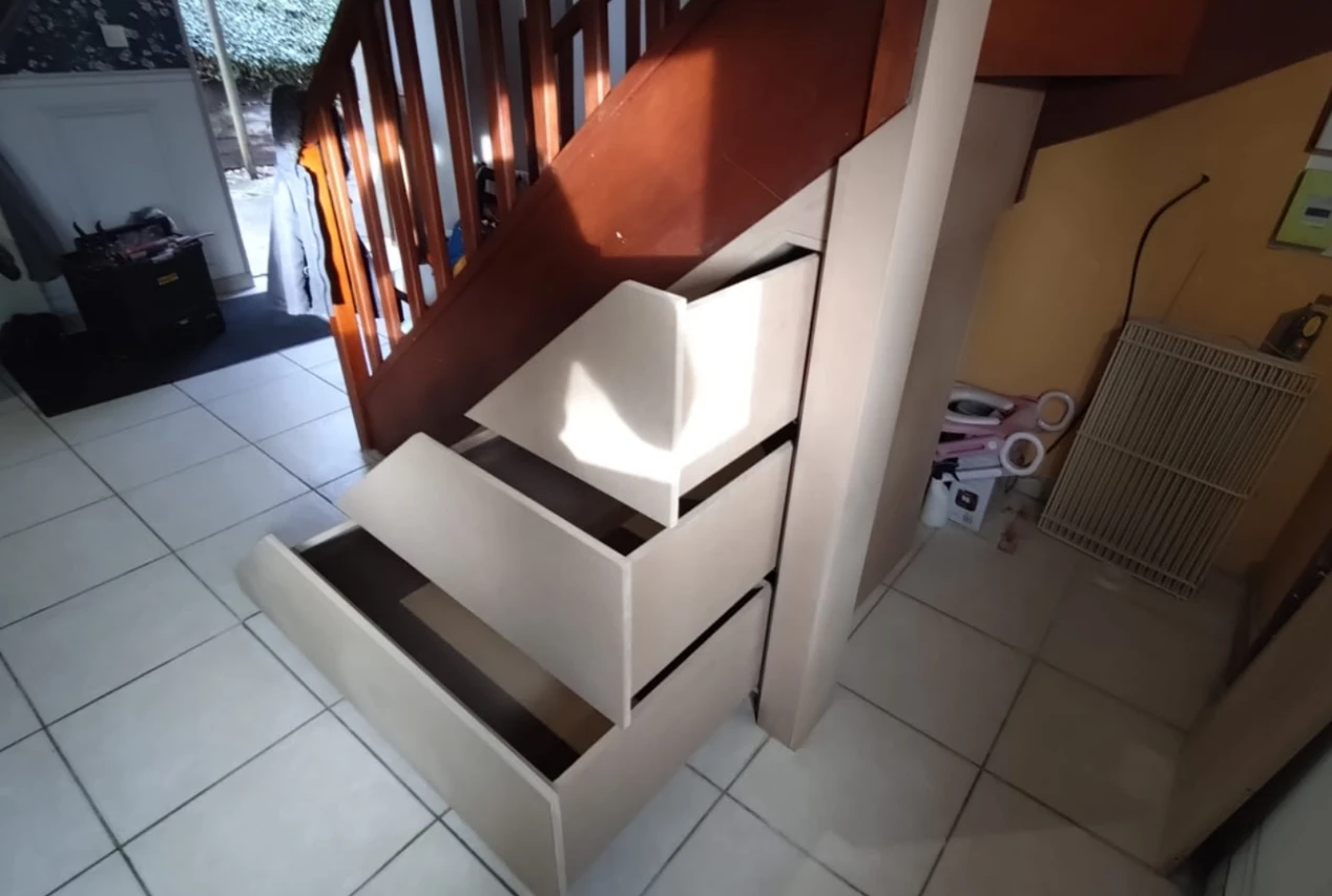 Tiroirs sous escalier