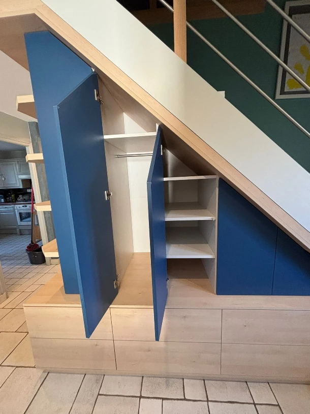 Sous escalier sur mesure avec banquette de rangement