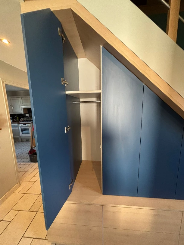 Sous escalier sur mesure avec banquette de rangement