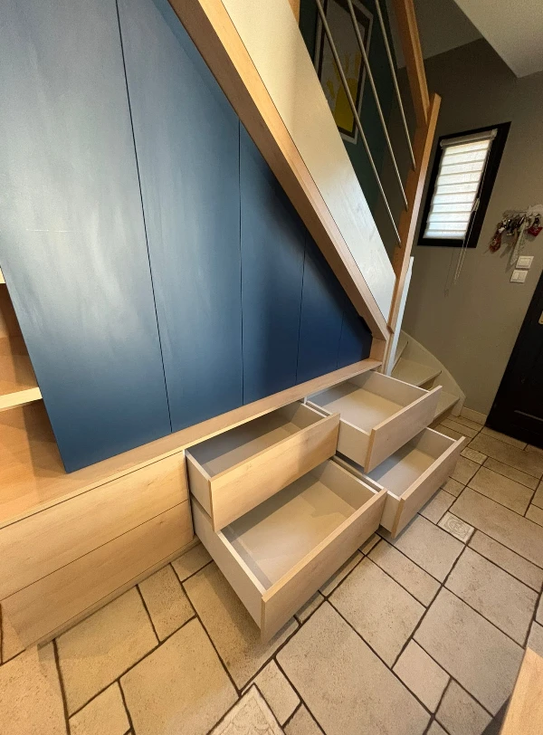 Sous escalier sur mesure avec banquette de rangement