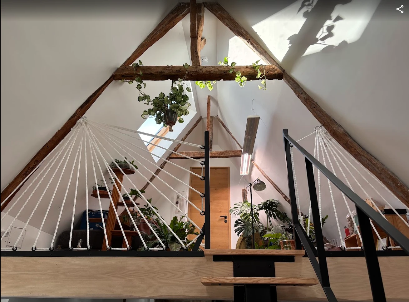 Escalier bois et métal, garde corps corde