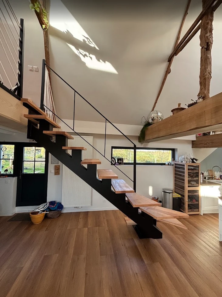 Escalier bois et métal, garde corps corde