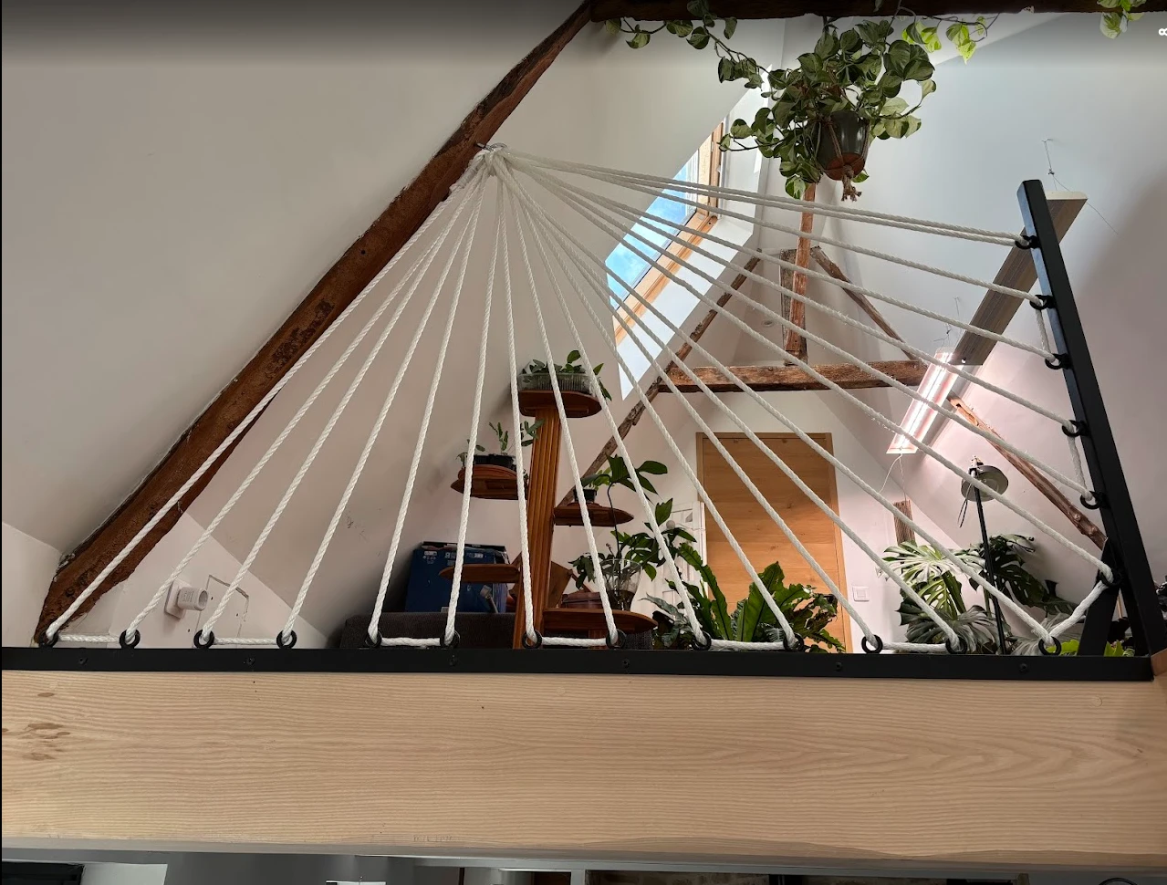 Escalier bois et métal, garde corps corde